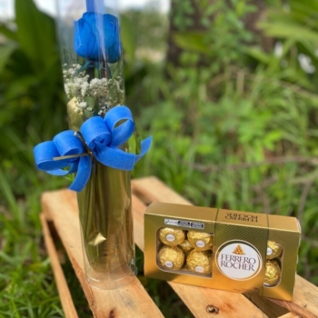 Botão azul no tubo com chocolate