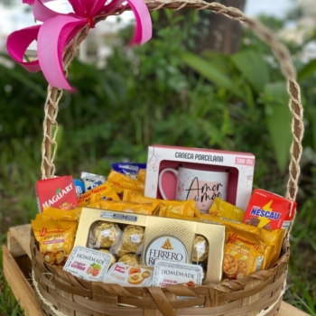 Cesta café com caneca e chocolate