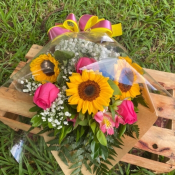 Buquê com rosas e girassol