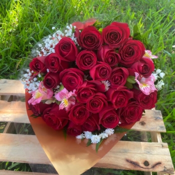 Buquê 24 rosas vermelhas