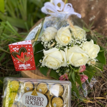Buquê com 06 rosas brancas