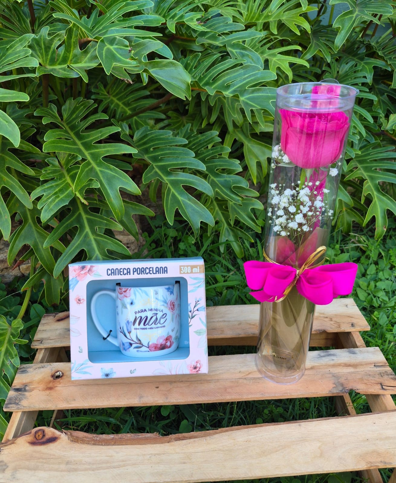 Botão rosa no tubo caneca mãe