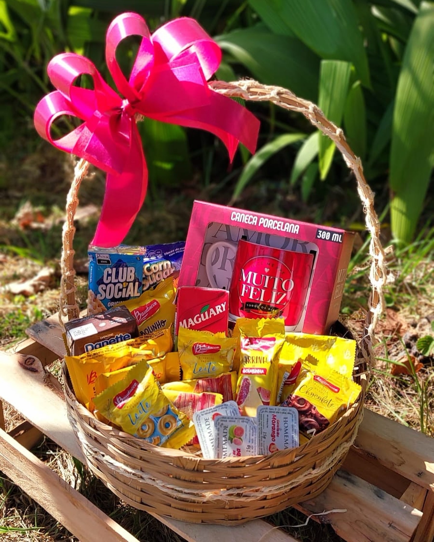 Cesta de café com caneca amor