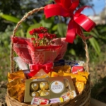 Cesta de café com flor e chocolate